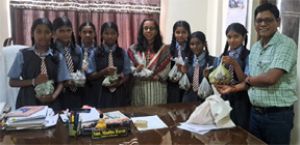  संयुक्त जिला कार्यालय परिसर में शासकीय पूर्व माध्यमिक शाला झलमला के छात्र-छात्राओं ने दान किए 291 सीड बॉल