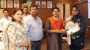  वेटलिफ्टिंग में उल्लेखनीय उपलब्धि हासिल करने वाले खिलाड़ियों को जिला प्रशासन ने किया सम्मानित