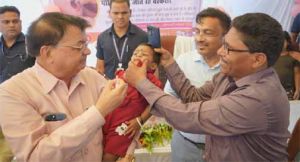   बच्चों को पोलियो की दो बूंद पिलाकर मंत्री लखनलाल देवांगन ने किया राष्ट्रीय पल्स पोलियो अभियान का शुभारंभ   