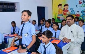  मंत्री गजेन्द्र यादव का बच्चों से संवाद, क्लासरूम पहुंचकर सिखाया पहाड़ा