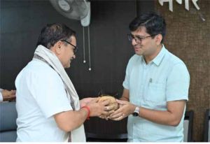  निगम उपायुक्त रमेश जायसवाल एवं कर्मचारी अजय राठौर को सेवानिवृत्ति पर आयुक्त संबित मिश्रा ने किया सम्मानित