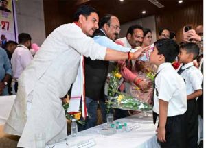  केंद्रीय राज्य मंत्री  तोखन साहू एवं उप मुख्यमंत्री  अरुण साव ने नवप्रवेशी बच्चों का तिलक लगाकर किया आत्मीय स्वागत