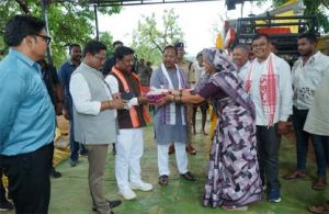  मांझीगुड़ा पहुंचे मंत्री रामविचार नेताम, कृषि यंत्र बैंक का किया निरीक्षण