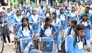  सुशासन का पहिया: सरस्वती सायकल योजना से संवर रहा छत्तीसगढ़ की बेटियों का भविष्य