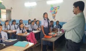  कलेक्टर डॉ. गौरव सिंह के निर्देश पर डीईओ ने किया स्कूलों का औचक निरीक्षण