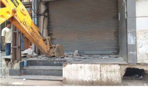  नगर निगम जोन 2 द्वारा पंडरी में  नाले पर निर्मित आधा दर्जन से अधिक अवैध पाटो को तोडा गया