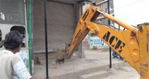  नाले पर निर्मित आधा दर्जन से अधिक अवैध पाटो को तोडा गया