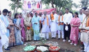  सांसद श्री नाग सहित वरिष्ठ जनप्रतिनिधियों, आला अधिकारियों, कर्मचारियों, छात्र-छात्राओं सहित हजारों की संख्या में लोगों ने ग्राम गुजरा के पंडवान में किया सीड बाॅल का रोपण