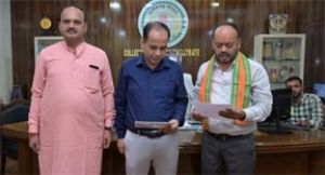कलेक्टर डॉ. गौरव कुमार ने रायपुर निगम के  नव नामांकित पार्षद एल्डरमेन अनिल सोनकर को दिलवायी पद की शपथ