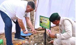  "एक पेड़ माँ के नाम" अभियान के तहत मंत्री  राजेश अग्रवाल ने नवीन विधानसभा परिसर में लगाया पौधा
