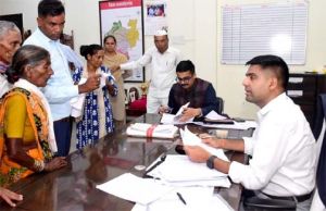  कलेक्टर ने जनदर्शन में सुनी नागरिकों की समस्याएं
