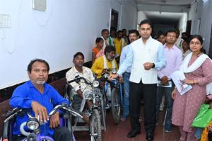 जनदर्शन में दिव्यांग नोहर दास  को त्वरित रूप से मिली ट्राइसाइकिल
