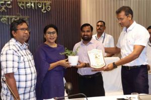  जनपद पंचायत के मुख्य कार्यपालन अधिकारी  उमेश रात्रे एवं   पंकज देव के स्थानांतरण होेने पर दी गई विदाई 