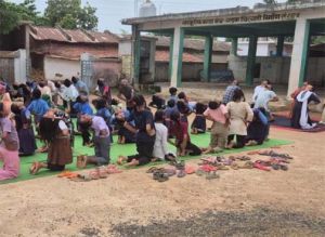   आरोग्य मंदिर आयुष सड़क चिरचारी में योगाभ्यास के साथ दी जा रही शासकीय योजनाओं की जानकारी