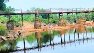 नारायणपुर के दुर्गम क्षेत्र में आईटीबीपी ने ग्रामीणों के साथ मिलकर 250 फीट लंबा पुल किया खड़ा