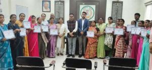 कलेक्टर ने उत्कृष्ट कार्य के लिए मितानिनों को किया सम्मानित कलेक्टर ने उत्कृष्ट कार्य के लिए मितानिनों को किया सम्मानित