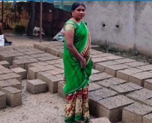   बकावंड की सुमनी कश्यप ने सीमेंट ईंट निर्माण से रची सफलता की नई इबारत