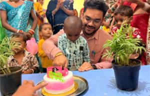  बच्चों के चेहरों पर मुस्कान, कर्मचारियों का जन्मदिन बना यादगार