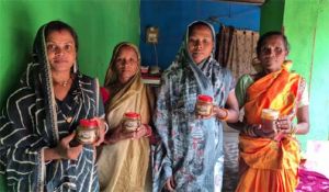  महुआ के अचार और शहद से बदल रही ग्रामीण महिलाओं की तकदीर