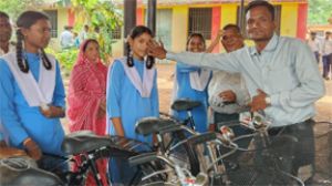  शिक्षा की नई उड़ान: सरस्वती साइकिल योजना ने संवारी शिक्षा की राह