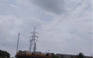  हॉट-लाइन तकनीक से चालू रेलवे ट्रैक के ऊपर खींची गई 220 केवी लाइन