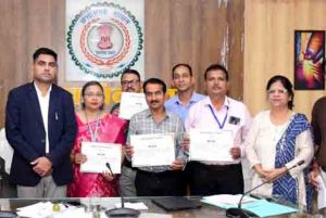  कलेक्टर ने उत्कृष्ट कार्यों के लिए प्राचार्यों एवं शिक्षकों को किया सम्मानित