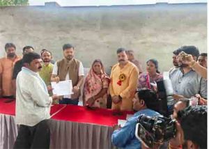  धरसीवां तहसील में स्वामित्व योजना के तहत हितग्राहियों को मिले अधिकार पत्र  