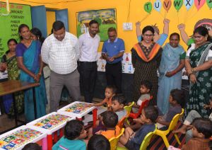 कलेक्टर ने किया ग्राम पथराटोला में आंगनबाड़ी केन्द्र एवं उपस्वास्थ्य केन्द्र का निरीक्षण 