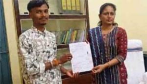  सीएम हेल्पलाइन बनी सहारा, 7 साल बाद मुकुंद धीमर को मिला आधार कार्ड