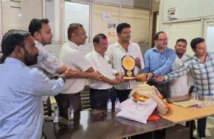 सहायक राजस्व निरीक्षक विनय सेवानिवृत्त होने पर सम्मानित