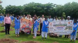 टेकारी में शाला परिवार के साथ जनप्रतिनिधियों ने किया खेल मैदान में वृक्षारोपण 