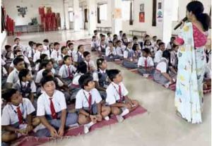 हिंदी, इंग्लिश बातचीत को प्रभावी बनाने के लिए बच्चों ने की चर्चा हिंदी, इंग्लिश बातचीत को प्रभावी बनाने के लिए बच्चों ने की चर्चा