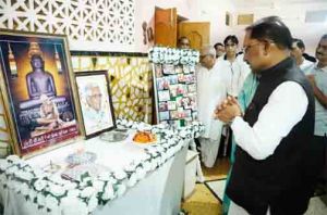 मुख्यमंत्री ने कुनकुरी में स्व ज्ञानचंद जैन के निवास पहुंचकर विनम्र श्रद्धांजलि अर्पित की
