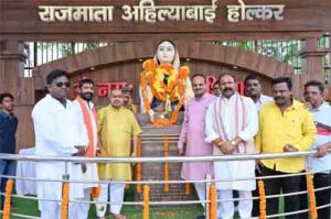 देवी अहिल्या बाई होल्कर की पुण्यतिथि पर विधायक पुरंदर मिश्रा, सभापति सूर्यकांत राठौड ने किया सादर नमन देवी अहिल्या बाई होल्कर की पुण्यतिथि पर विधायक पुरंदर मिश्रा, सभापति सूर्यकांत राठौड ने किया सादर नमन