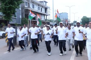 स्वतंत्रता दौड़ में कर्मचारियों, छात्र-छात्राओं एवं आम नागरिकों ने लगाई दौड़