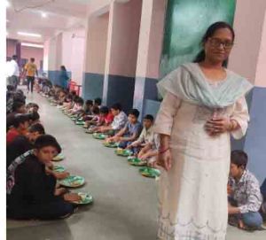  बच्चों के चेहरों पर मुस्कान, कर्मचारियों का जन्मदिन बना यादगार -