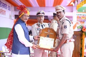 मुख्यमंत्री साय के करकमलों से उत्कृष्ट सेवा के लिए सम्मानित हुए अधिकारी-कर्मचारी