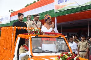 उप मुख्यमंत्री अरुण साव ने ध्वजारोहण कर परेड की सलामी ली