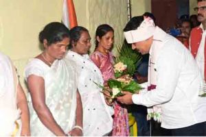 झीरम पहुंच उप मुख्यमंत्री विजय शर्मा ने शहीदों को दी श्रद्धांजलि झीरम पहुंच उप मुख्यमंत्री विजय शर्मा ने शहीदों को दी श्रद्धांजलि