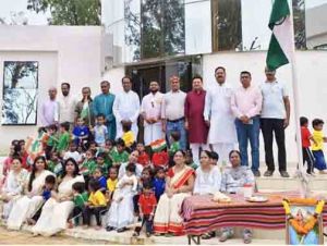  हाईटेक आंगनबाड़ी में ध्वजारोहण के बाद नौनिहालों की प्रस्तुतियां 