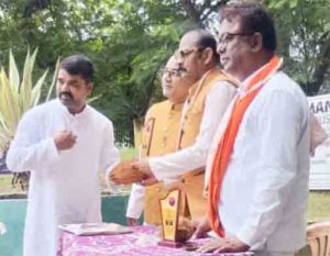 शंकर नगर बाल वाचनालय में पार्षद राजेश गुप्&zwj;ता ने किया ध्&zwj;वजारोहण