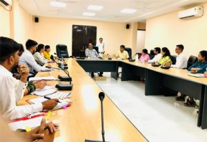 मुख्यमंत्री हेल्पलाइन के लंबित आवेदनों का गुणवत्तापूर्ण एवं समयबद्ध निराकरण सुनिश्चित करें : संभागायुक्त 
