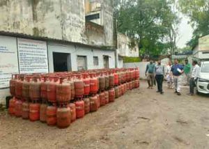  बालाजी गैस एजेंसी में बड़ी कार्रवाई, 412 भरे सिलेंडर कम मिले