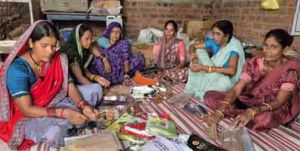मेहनत और हुनर से थैलीटोला की महिलाएं गढ़ रहीं आत्मनिर्भरता की कहानी मेहनत और हुनर से थैलीटोला की महिलाएं गढ़ रहीं आत्मनिर्भरता की कहानी