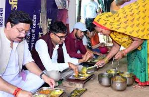 अपनों के बीच जमीन पर बैठकर देसी स्वाद का आनंद, वित्त मंत्री ओपी चौधरी ने कहा&mdash;यही हमारी संस्कृति की असली पहचान