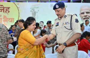  स्नेह की डोर विष्णु भैया मोर आयोजन में महापौर मीनल चौबे ने  पुलिस कमिश्नर डॉ संजीव शुक्ला को बांधी राखी