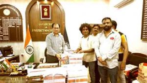  राखी के धागे के साथ ज्ञान का उपहार&mdash;बहनों के लिए कलेक्टर और DIG/SSP ने भेंट की अध्ययन सामग्री