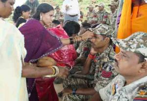 हिंसा छोड़ मुख्यधारा में लौटीं बहनों ने DRG जवानों की कलाई पर बांधी राखी 