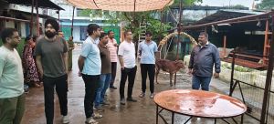 आयुक्त संबित मिश्रा ने फुण्डहर और गोकूल नगर गोधाम की व्यवस्था का किया प्रत्यक्ष निरीक्षण