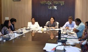 सीएम हेल्पलाइन के लंबित आवेदनों का प्राथमिकता से निराकरण करें: कलेक्टर 